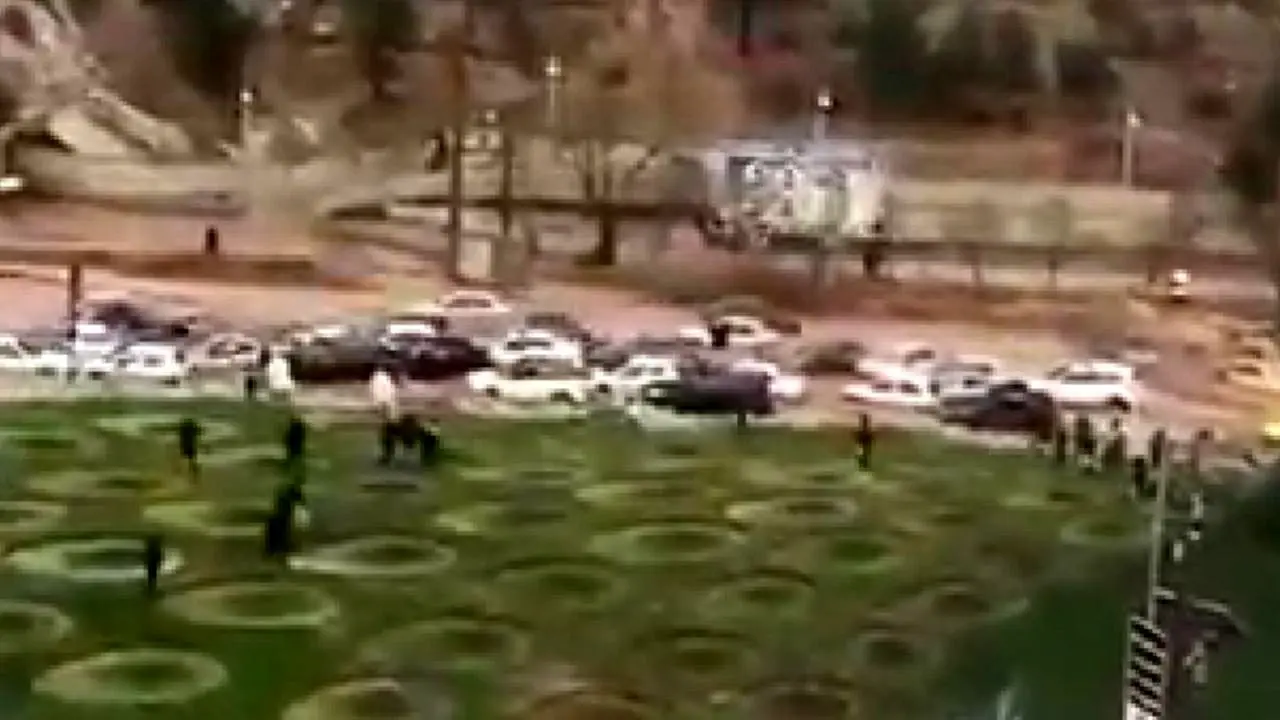 شناور شدن ماشین‌ها هنگام وقوع سیل در شیراز + ویدئو