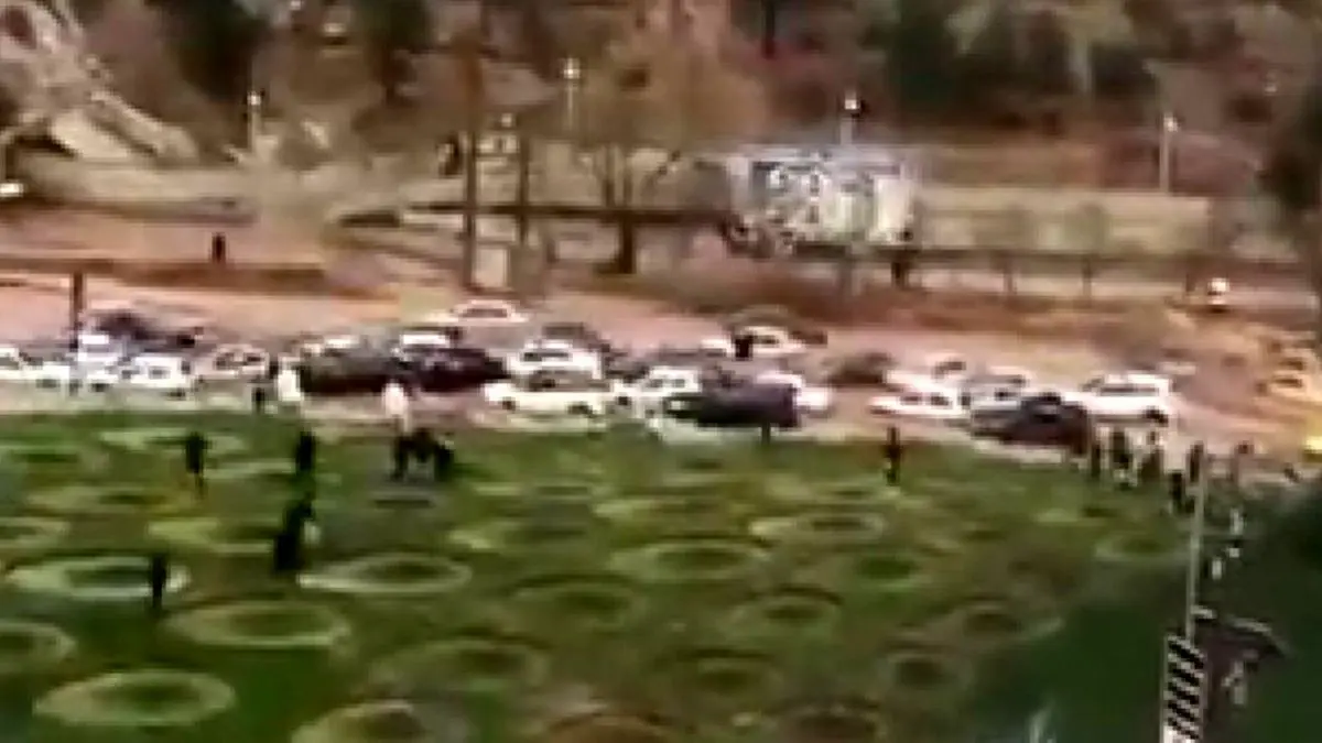 شناور شدن ماشین‌ها هنگام وقوع سیل در شیراز + ویدئو