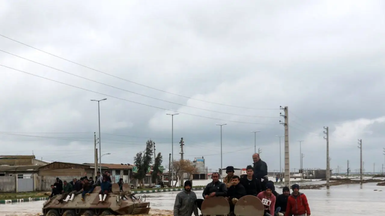انتقال مردم سیل‌زده استان گلستان با نفربرهای ارتش + عکس