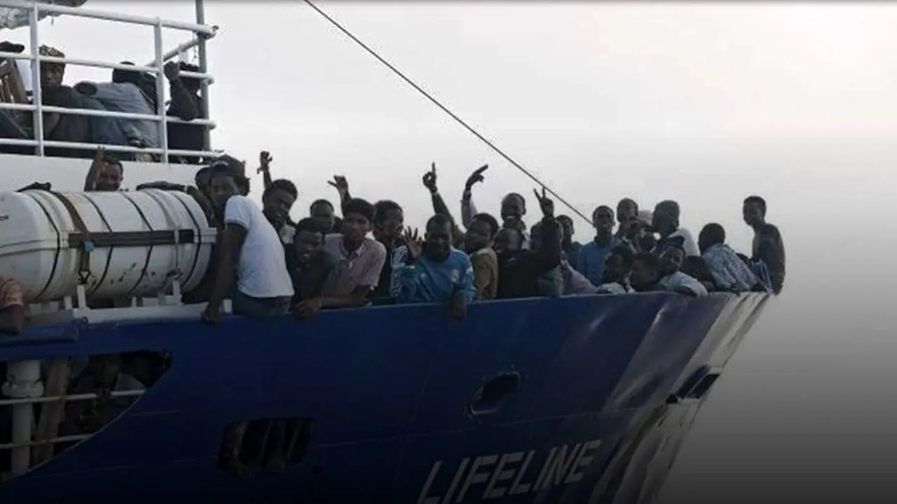 مهاجران کشتی نجات خود را ربودند