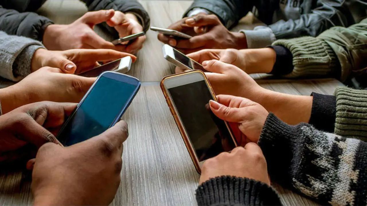 جامعه در حال موزاییکی شدن است/ افراد از طریق شبکه‌های مجازی به بیان افکار و احساساتی می‌پردازند که در جامعه امکانش را نداشتند/ نه به تلفن همراه و فضای مجازی در میهمانی‌ها