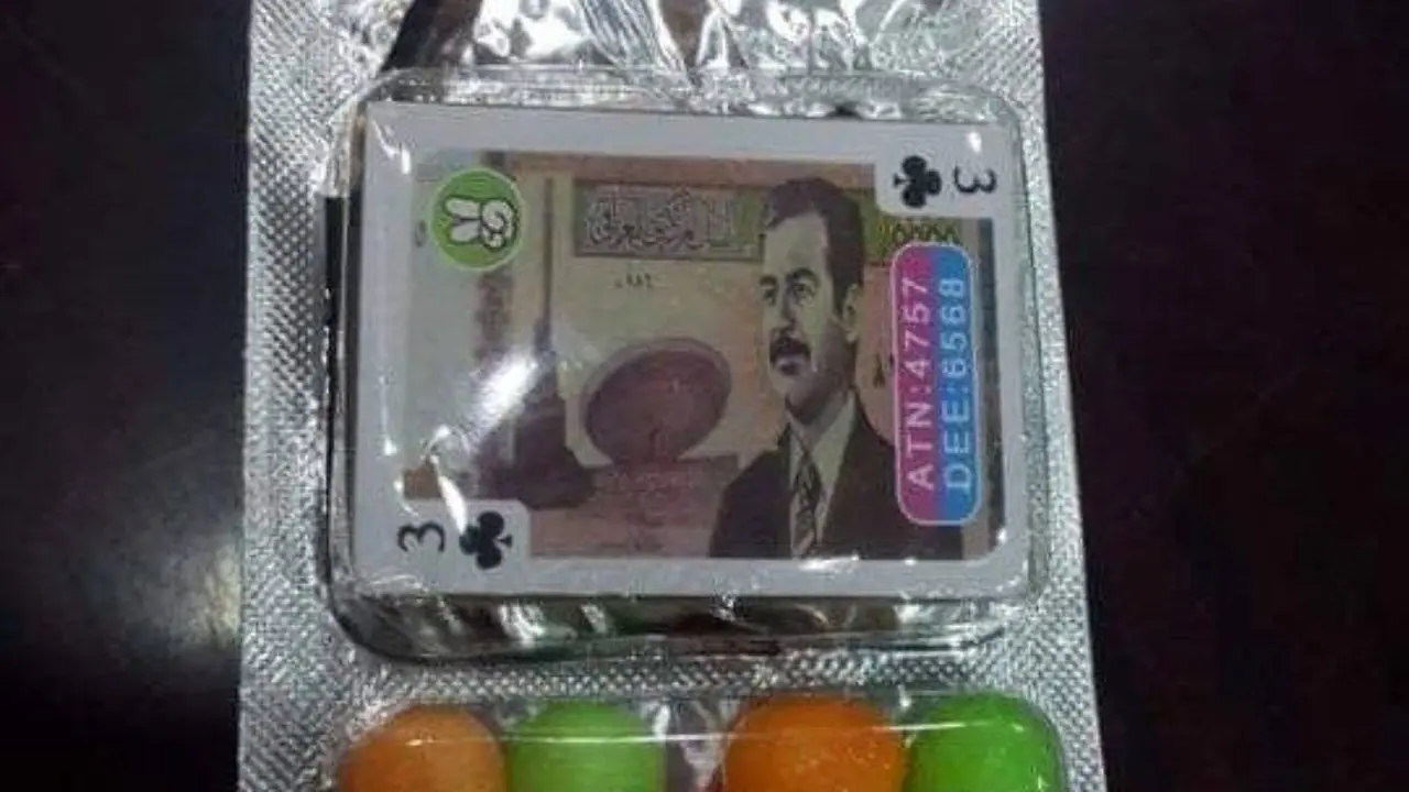 توزیع شیرینی با عکس صدام حسین