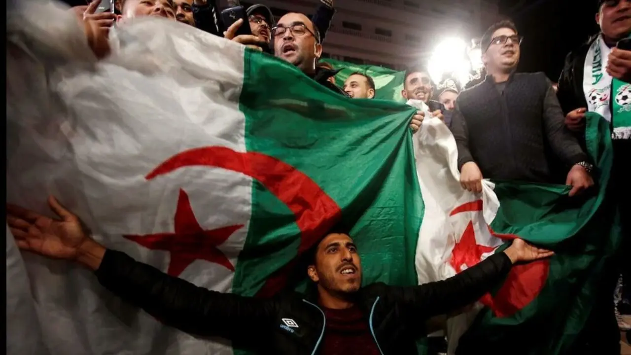 الجزایری‌ها با شعار تغییر ریشه‌ای نظام به خیابان‌ها می‌آیند