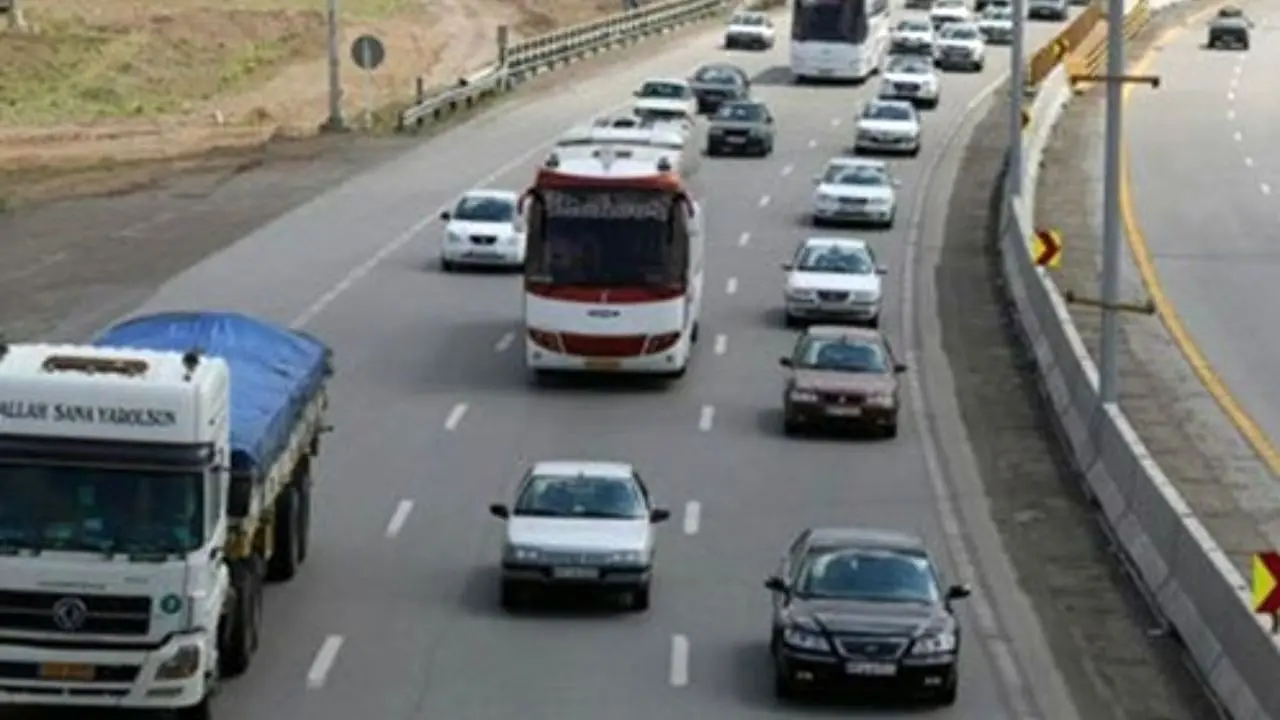 آخرین وضعیت‌ ترافیکی جاده ها در روز 16 فروردین؛ جاده‌ چالوس و هراز از شمال به جنوب یک طرفه و فیروزکوه دو طرفه؛ تردد، روان است / ترافیک سنگین در آزادراه‌های رشت-قزوین و قزوین-کرج / بارش باران در کرمانشاه و کردستان