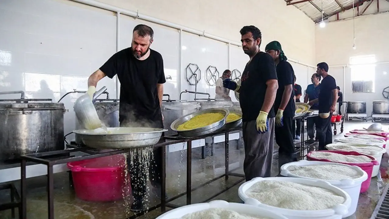 پخت غذای حضرتی در مناطق سیل‌زده + ویدئو