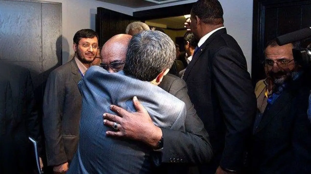 احمدی‌نژاد در آغوش عمر البشیر + عکس
