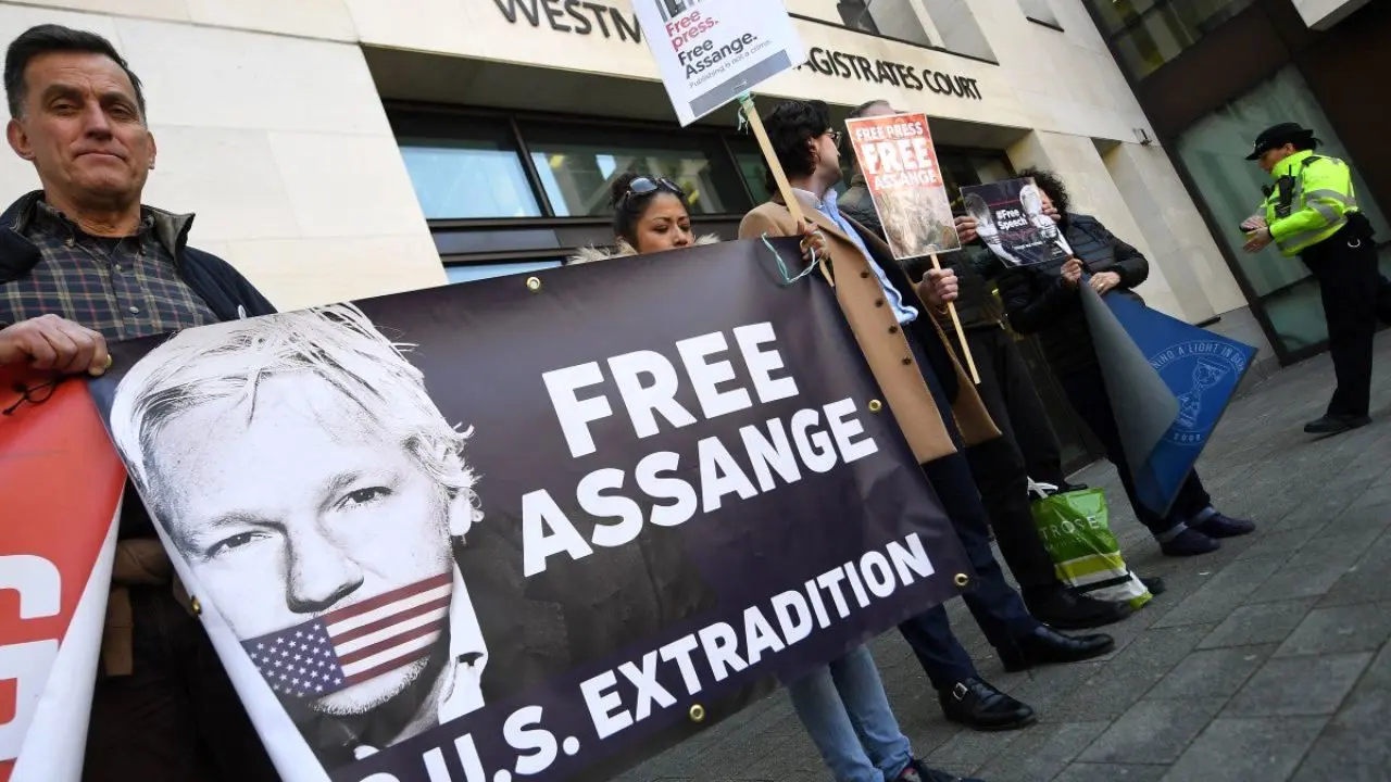 تجمع اعتراضی فعالان سیاسی و مدنی آمریکا به بازداشت جولیان آسانژ + ویدئو
