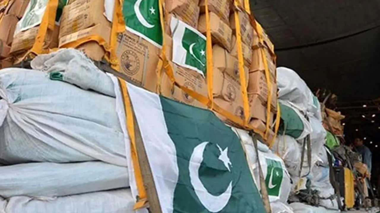 کمک‌های انسان‌دوستانه مردم پاکستان در مناطق سیل‌زده توزیع شد