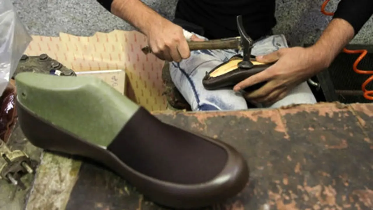 40 درصد از تولیدکنندگان کفش دست دوز در سال 97 تعطیل شدند/ با افزایش قیمت ارز واردات برندهای خارجی توجیهی ندارد