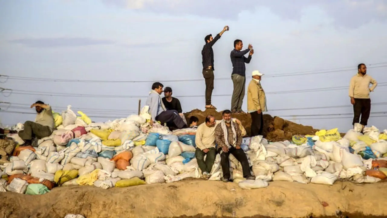 تامین و ارسال 286 هزار کیسه نایلونی برای احداث سیل بند در خوزستان
