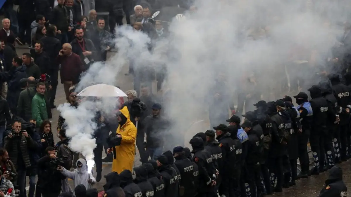 هزاران آلبانیایی با درخواست استعفای دولت تظاهرات کردند