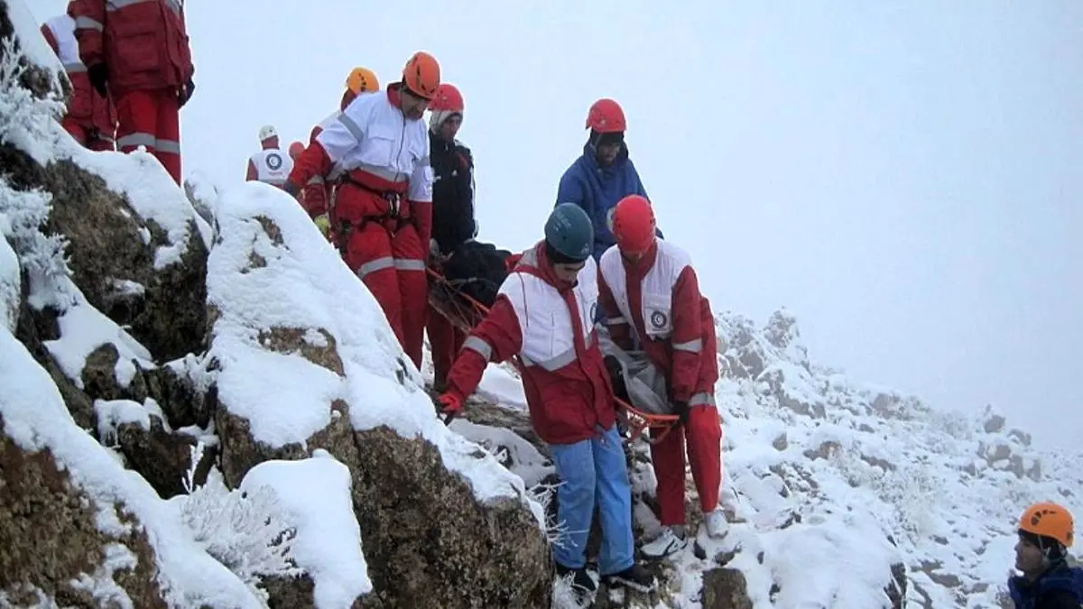 نجات 100 گردشگر گرفتار در کوه سهلکی سپیدان فارس