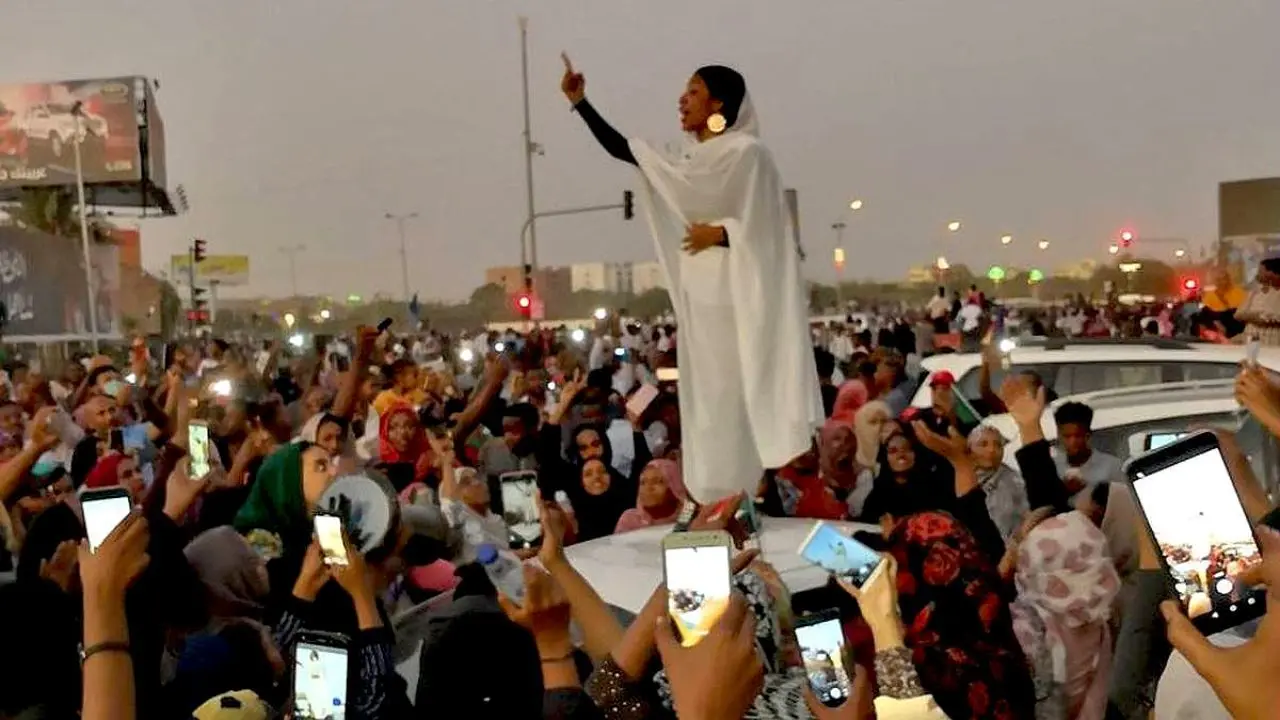 زن سفیدپوش؛ سمبل حامیان انقلاب در سودان + ویدئو