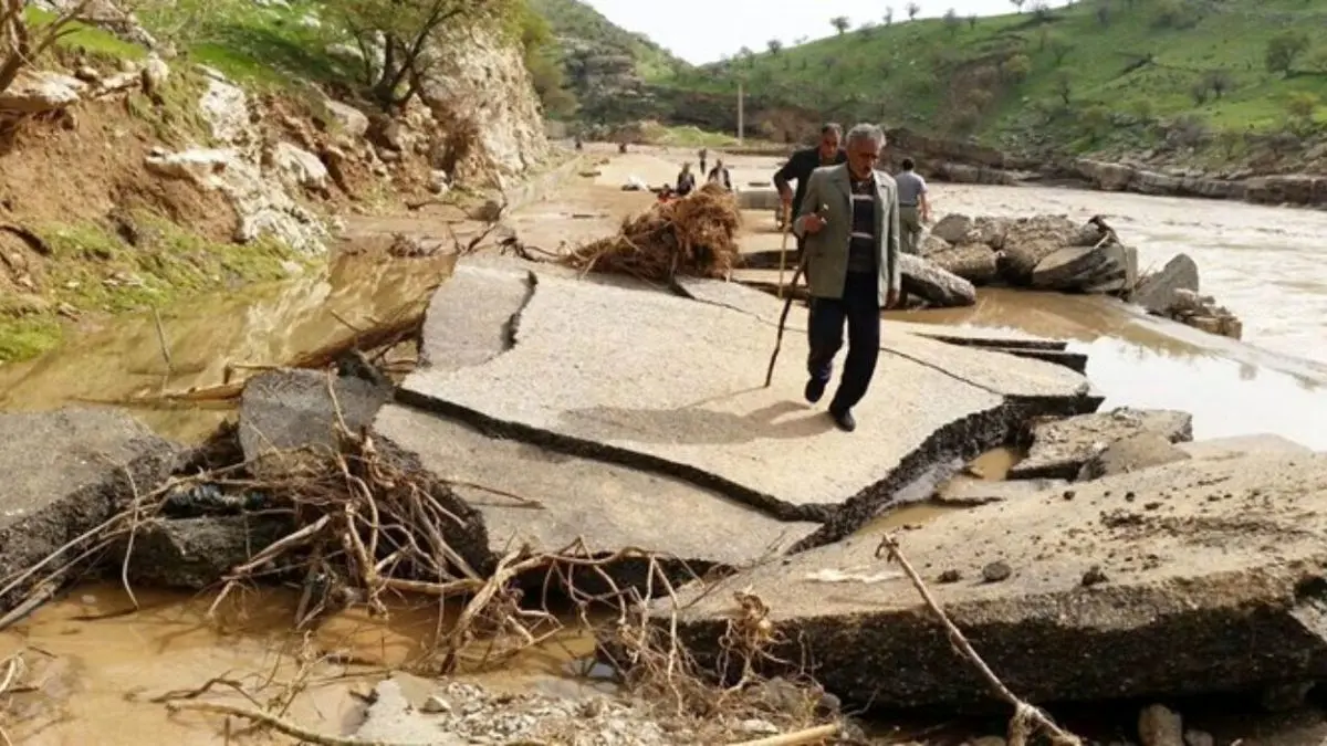 بازسازی جاده‌های آب‌برده‌ با همکاری سپاه