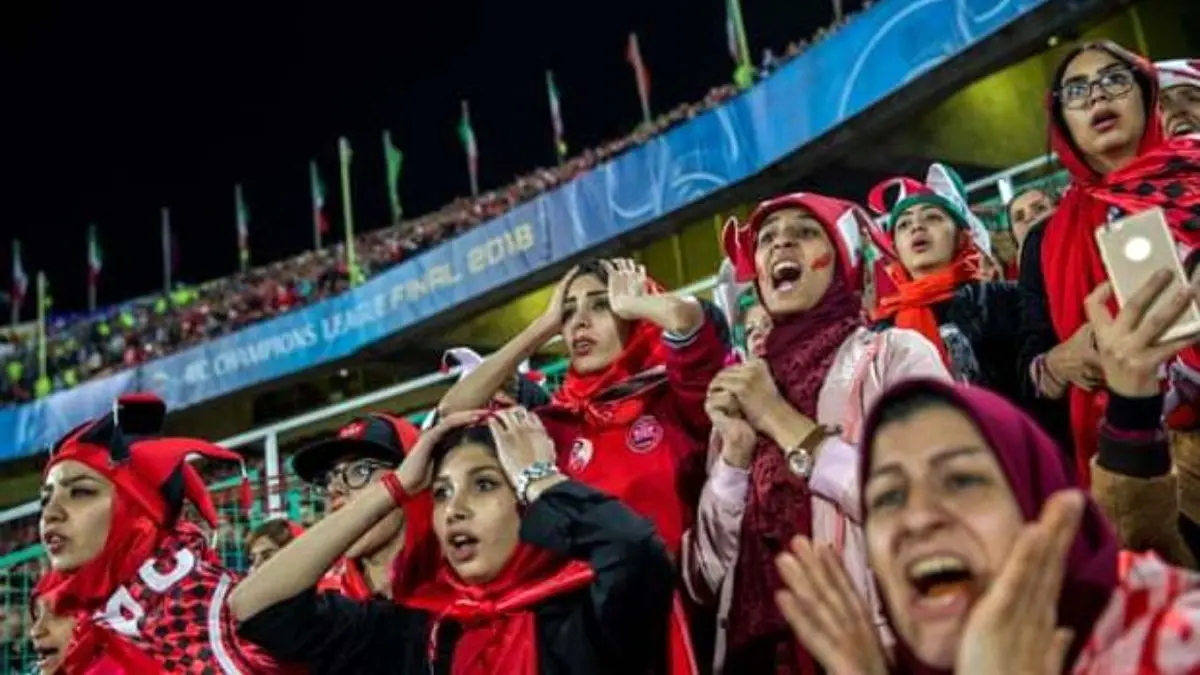 تلاش دختران ایرانی برای ورود به ورزشگاه‌؛ خستگی ناپذیر!