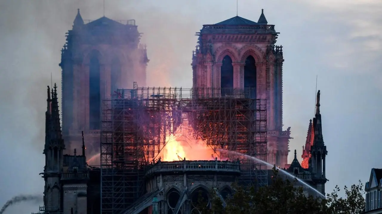 قلب پاریس آتش گرفت