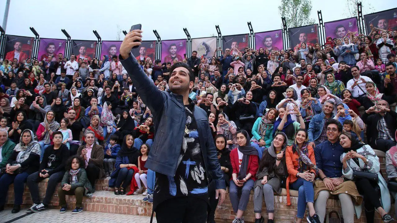 فرزاد فرخ با هوادارانش در «بام‌لند» تهران دیدار کرد
