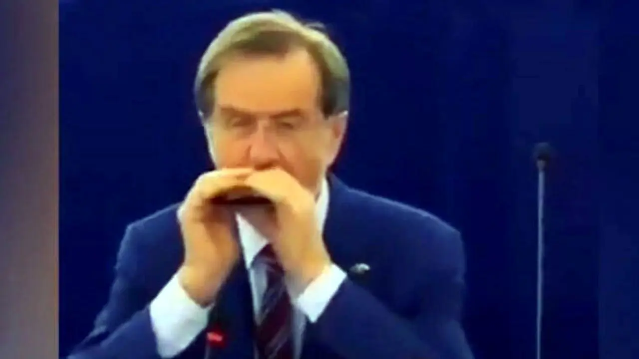 ساز زدن نخست‌وزیر اسلوونی در پارلمان اروپا + ویدئو