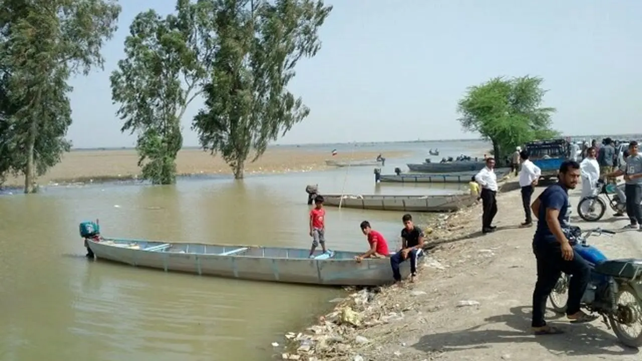 ادامه مسافربری قایق‌ها روی مزارع در مناطق سیل‌زده