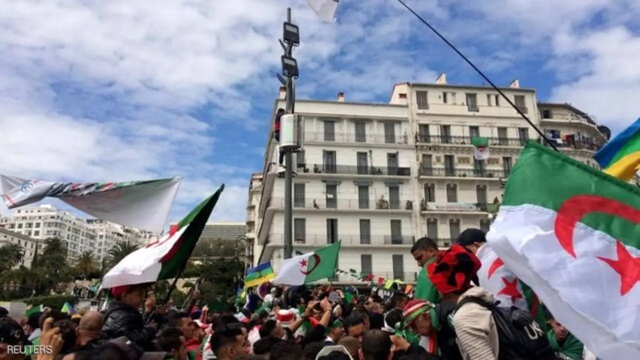 مردم الجزایر برای دهمین جمعه متوالی به خیابان‌ها آمدند