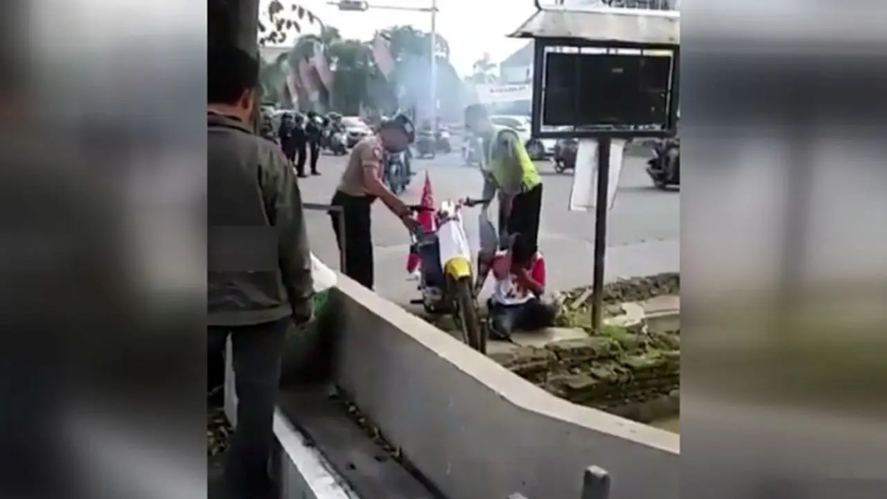 تنبیه با اگزوز موتورسیکلت توسط پلیس + ویدئو