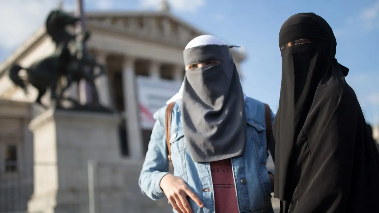 نشست بررسی ممنوعیت روسری در اتریش + ویدئو