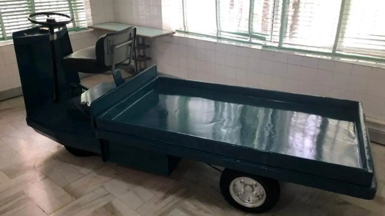 نمایش خودروی حمل غذای 40 ساله در سعدآباد