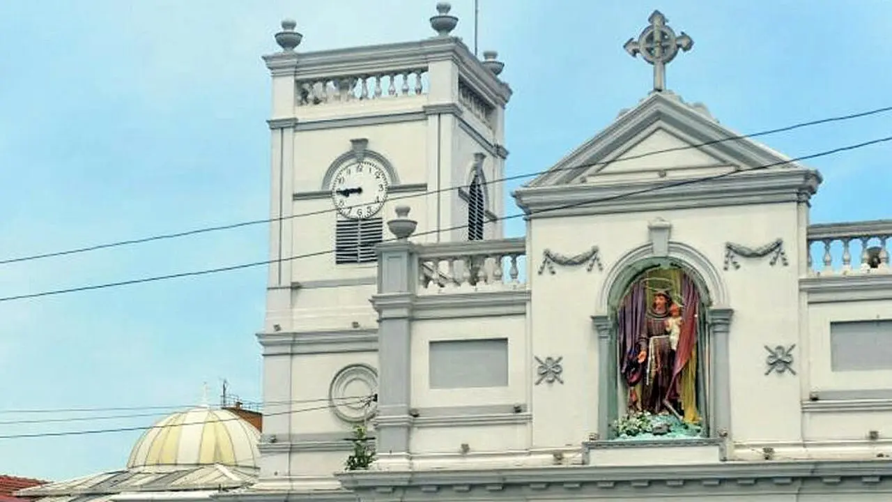 مجسمه مسیح بعد از انفجار در یکی از کلیساهای کلمبو + عکس