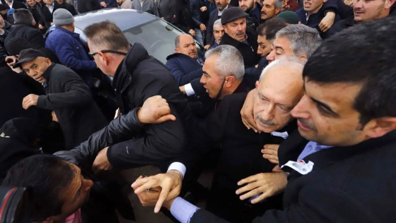 معترضان به رئیس حزب جمهوریت خلق ترکیه حمله کردند + ویدئو