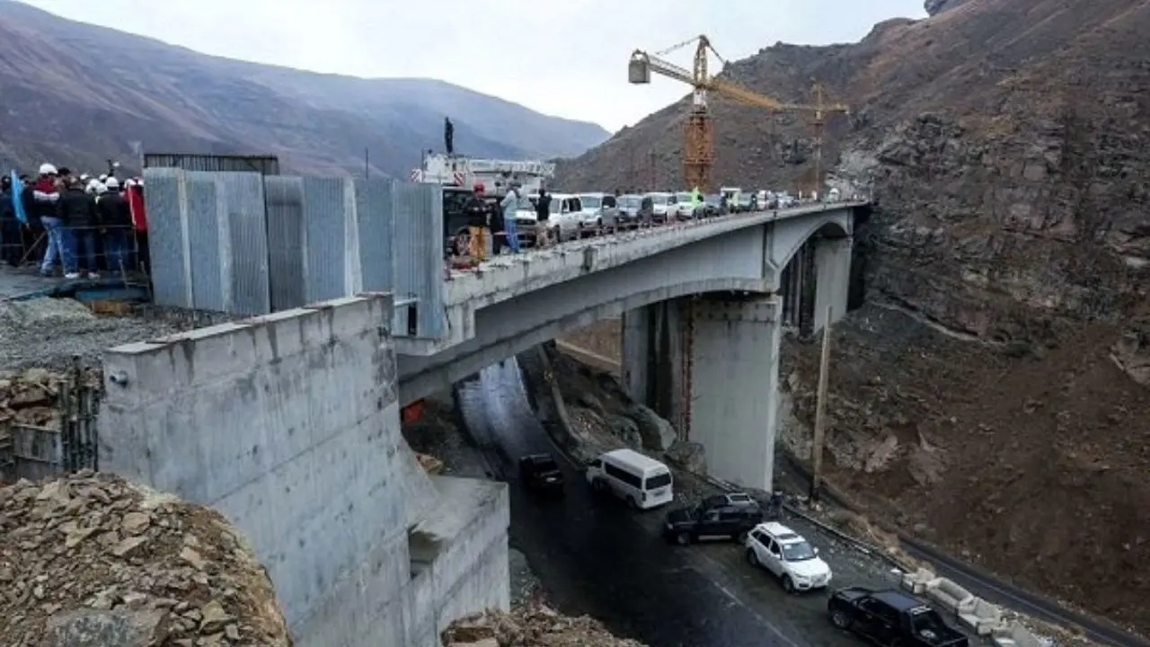 آزادراه تهران- شمال در مسیر سیلاب قرار دارد/ ایمنی آزادراه در برابر رانش و ریزش سنگ/ پیمانکار آزادراه بازداشت نیست