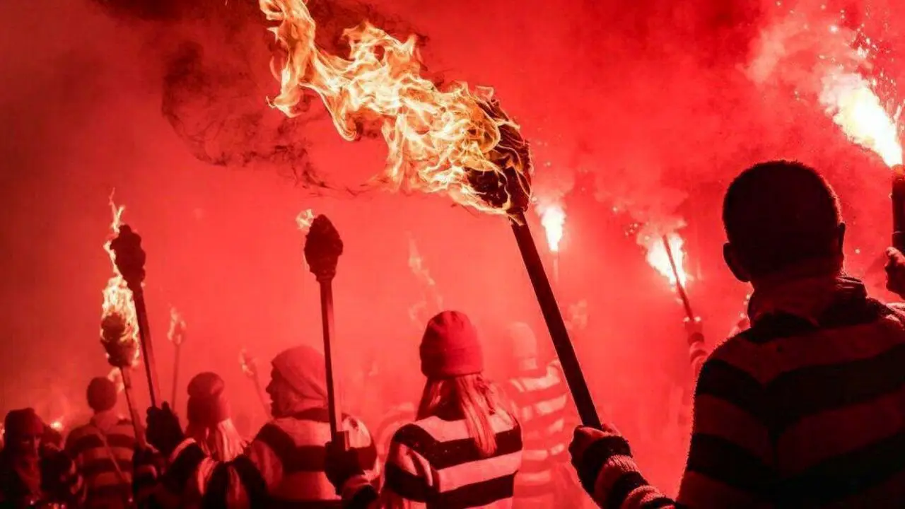 پرتاب مشعل برای دفع شیطان‌ در فستیوال سالانه آتش در هند + ویدئو