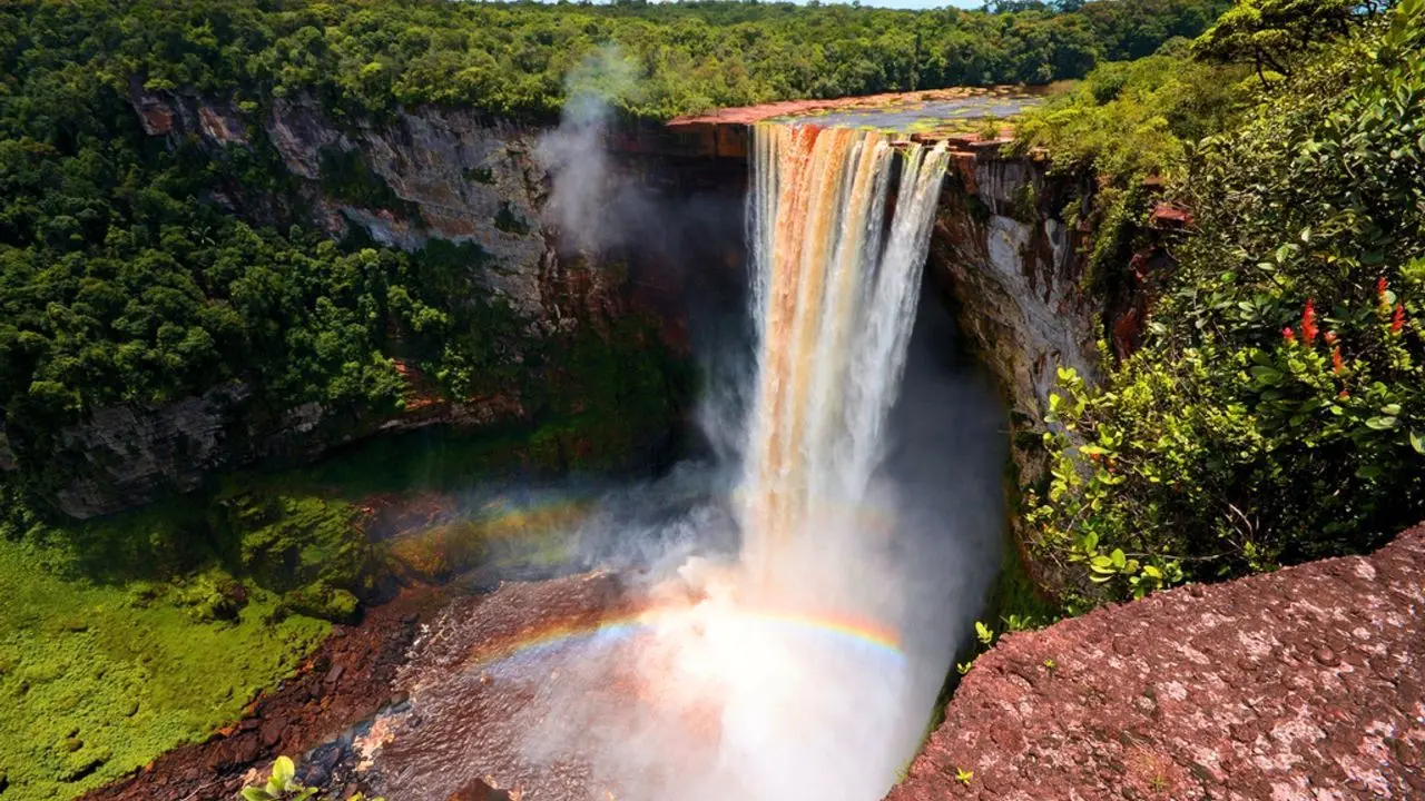 بزرگ‌ترین آبشار قطره‌ای جهان + عکس