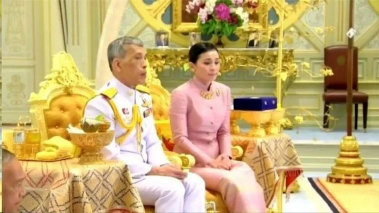 پادشاه تایلند پس از دو سال عزاداری به شکل رسمی برتخت نشست