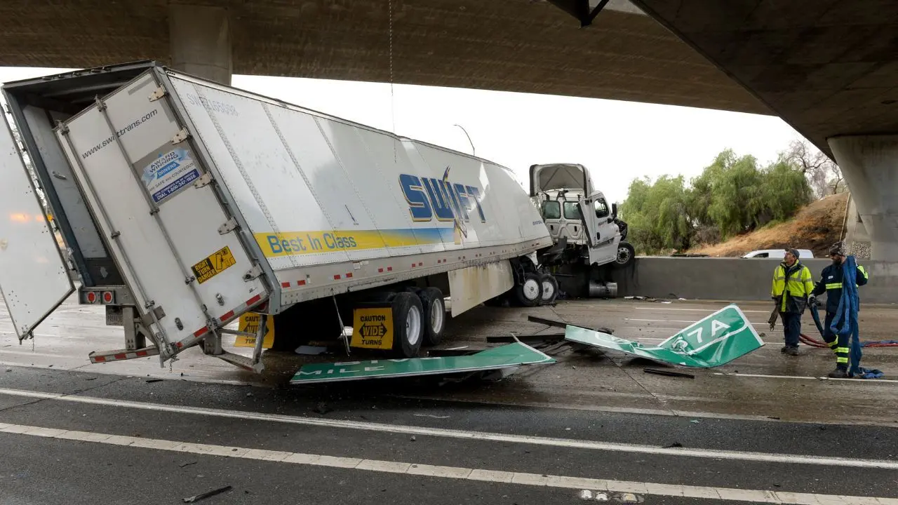 سقوط کامیون از یک پل در بزرگراه + ویدئو