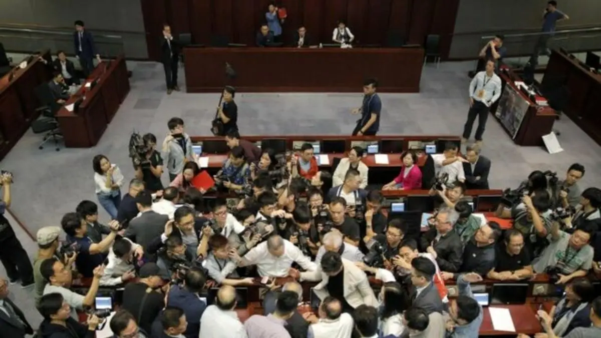زدوخورد قانونگذاران در پارلمان هنگ‌کنگ + تصاویر