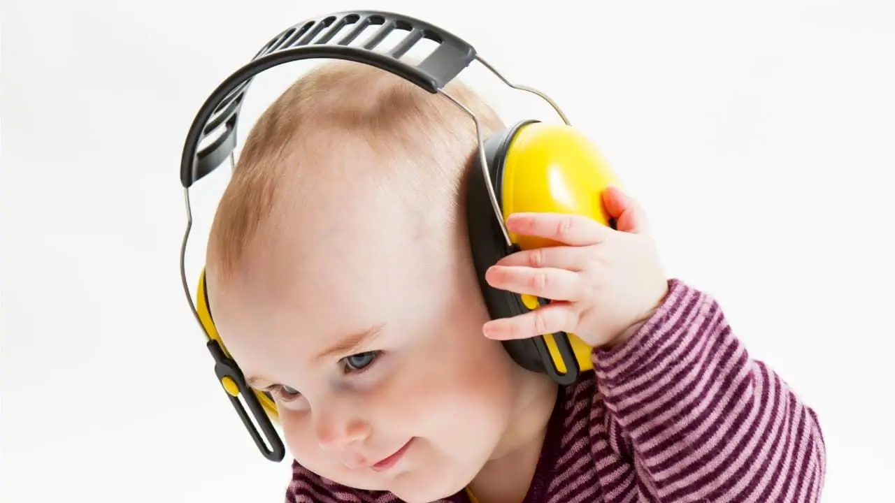 آیا هدفون باعث آسیب‌دیدگی شنوایی کودکان می‌شود؟