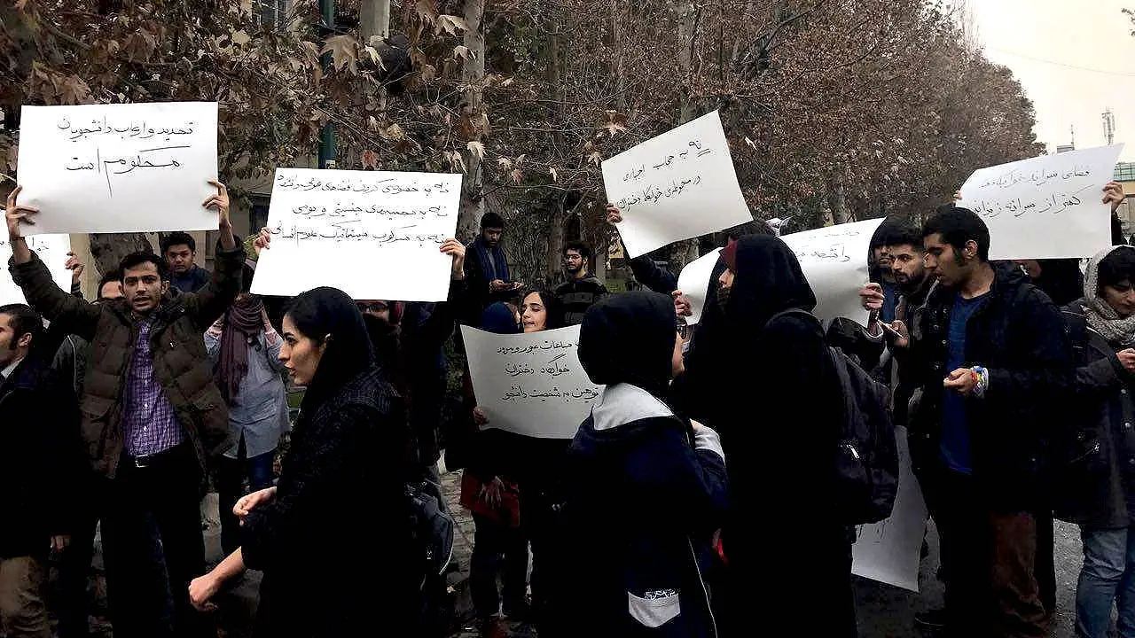 تجمع دانشجویان دانشگاه تهران در اعتراض به تذکرات حراست به حجاب + ویدئو