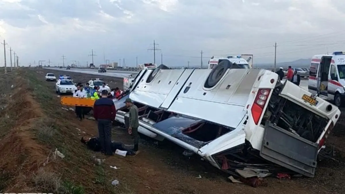 42 نفر بر اثر واژگونی اتوبوس مصدوم شدند
