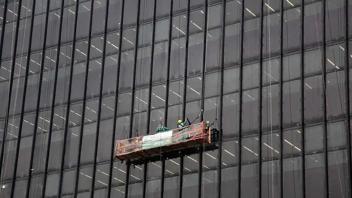 لحظات دلهره‌آور نجات کارگران شیشه‌پاک‌کن از بالای آسمان‌خراش + ویدئو