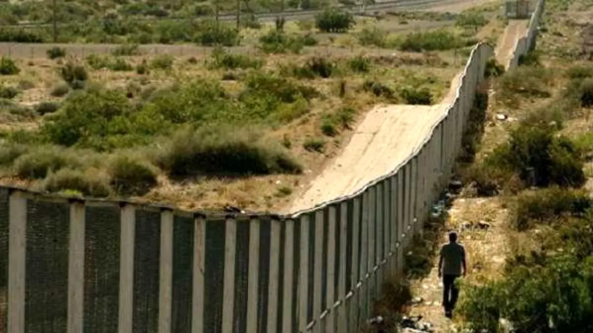 دیواری مرزی مکزیک فولادی و سیاه باشد