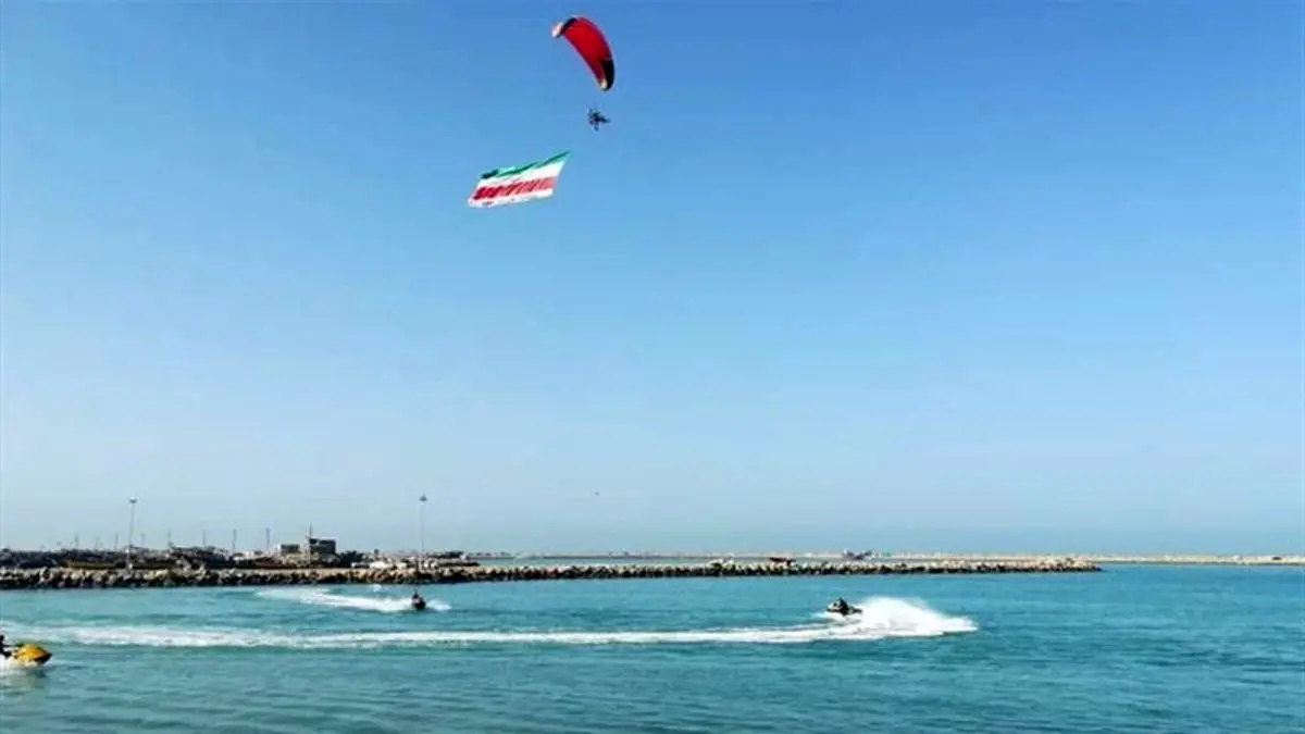 اهتزار پرچم 20 متری ایران بر فراز آب‌های خلیج‌فارس + عکس