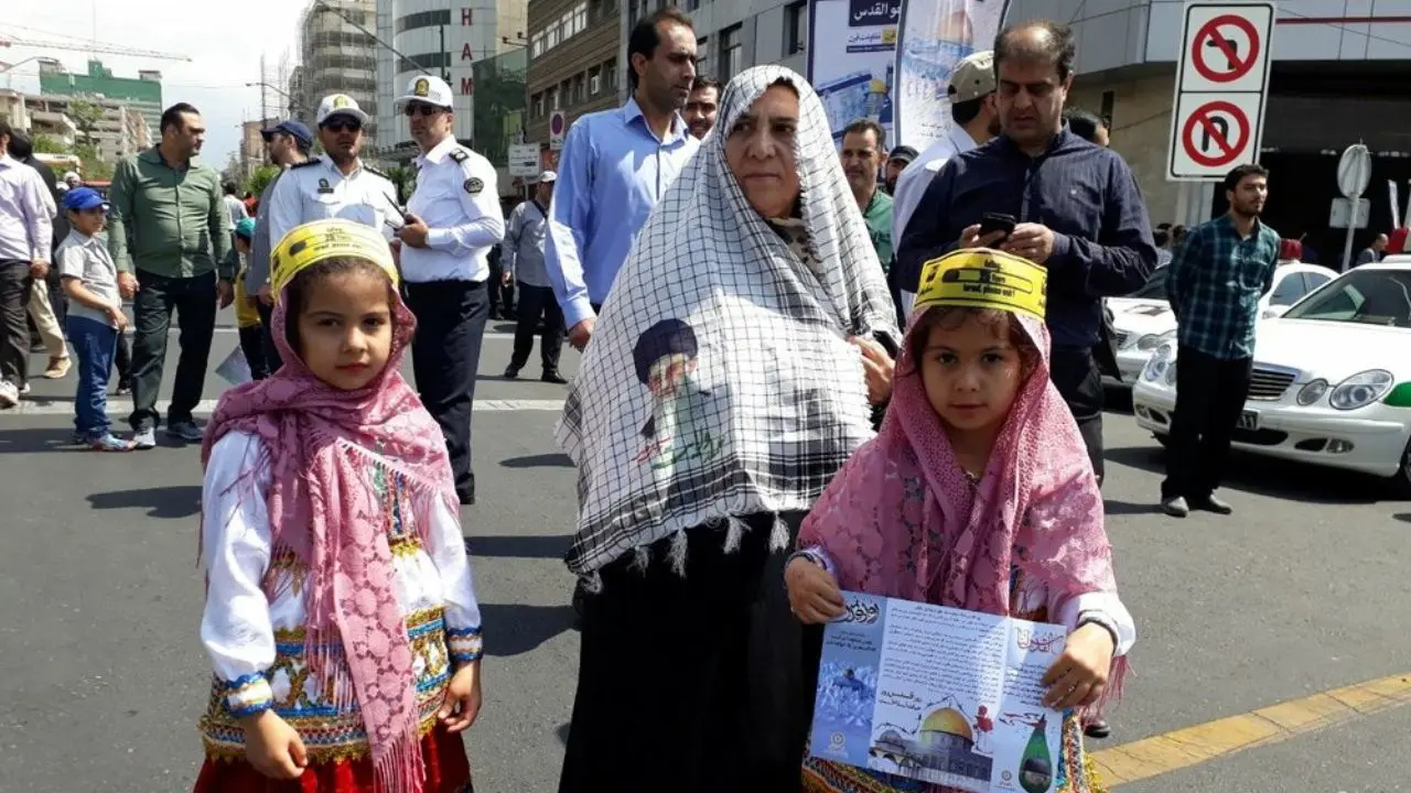 پیرزن 100 ساله در راهپیمایی روز قدس تهران + ویدئو