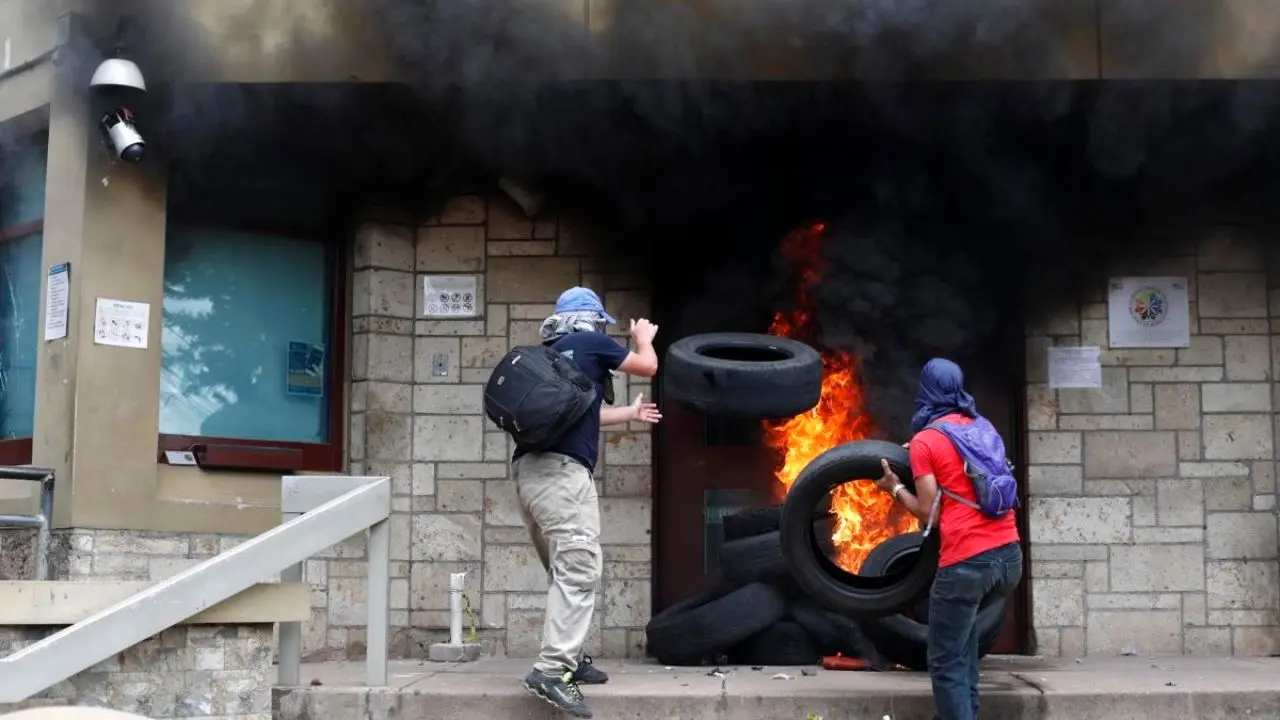 معترضان سفارت آمریکا در هندوراس را به آتش کشیدند + ویدئو