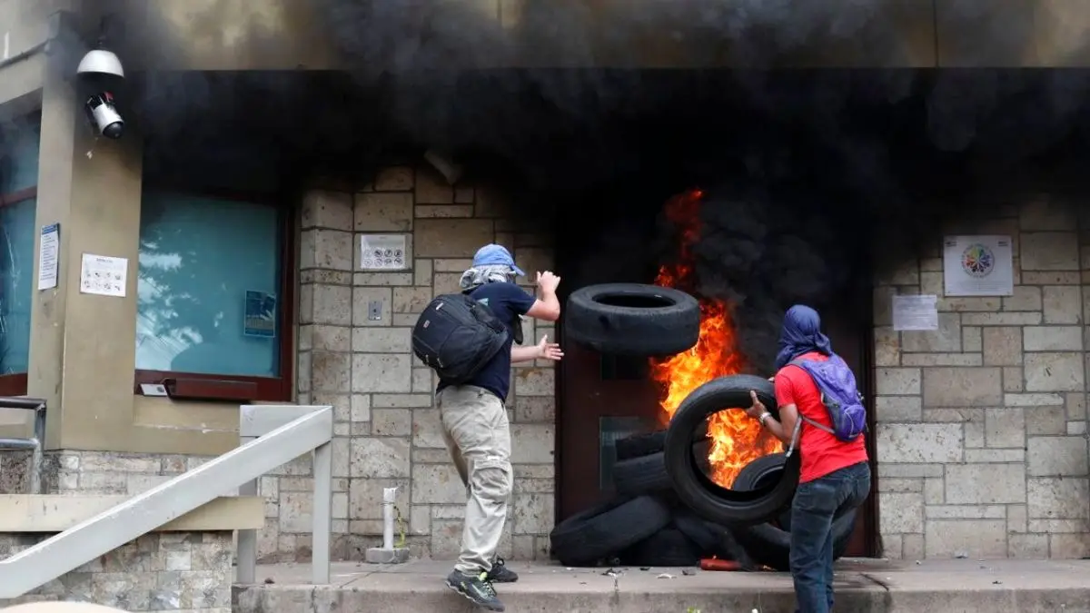 معترضان سفارت آمریکا در هندوراس را به آتش کشیدند + ویدئو