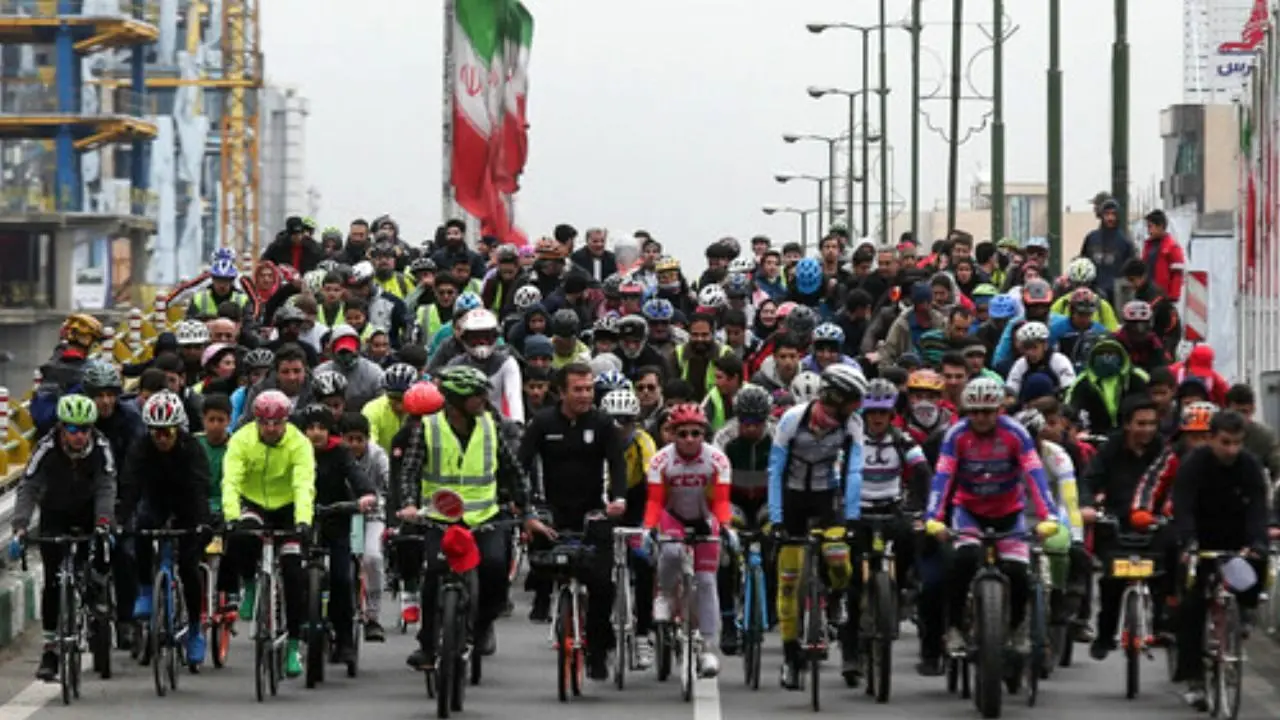 دوچرخه‌سواران در پارک لاله گردهمایی تشکیل دادند