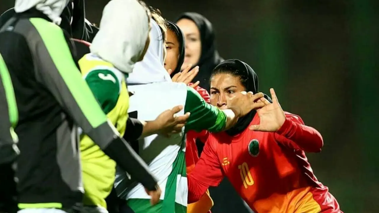 کتک کاری در فوتبال زنان؛ پای مردان هم به درگیری باز شد!
