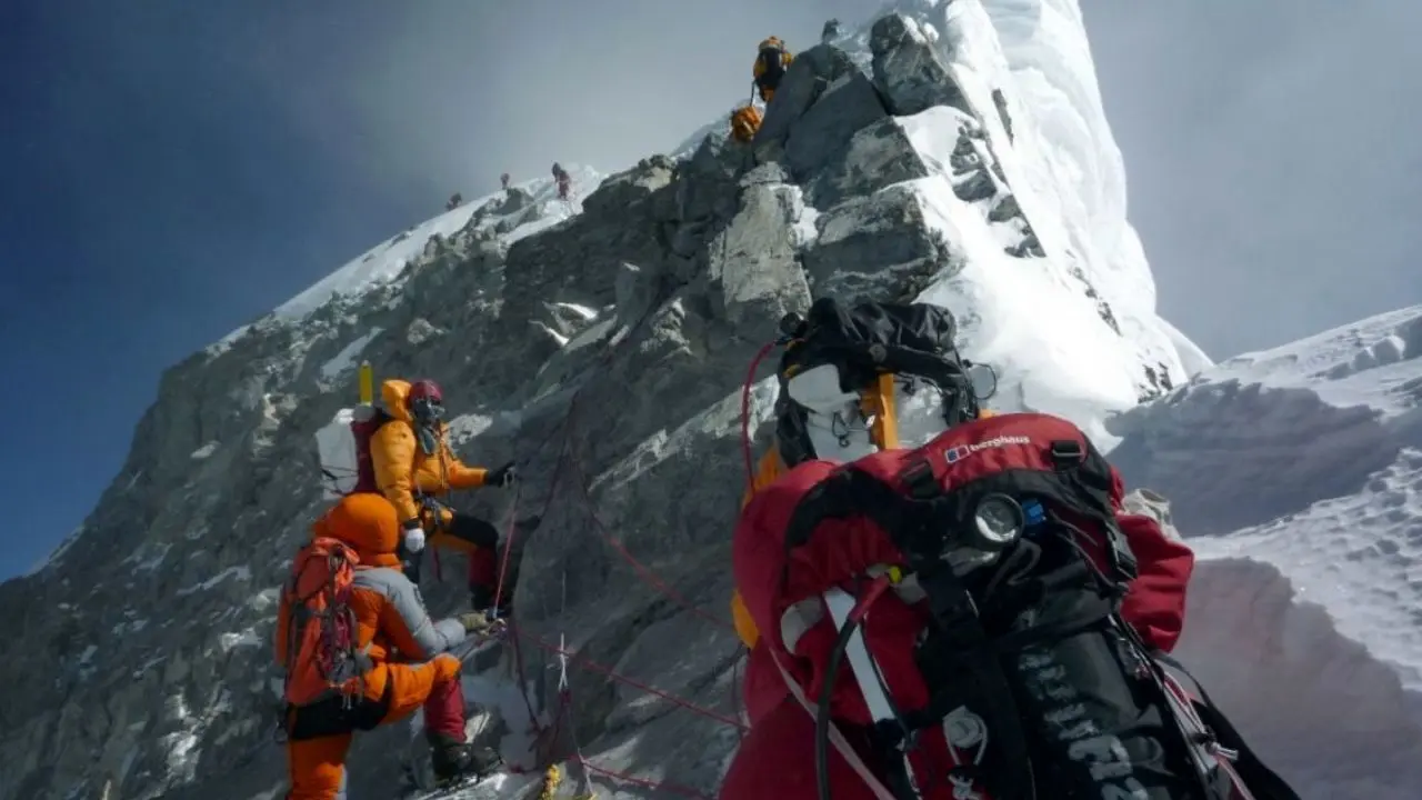 صف طولانی عبور از پیشانی آبشار یخی اورست + ویدئو