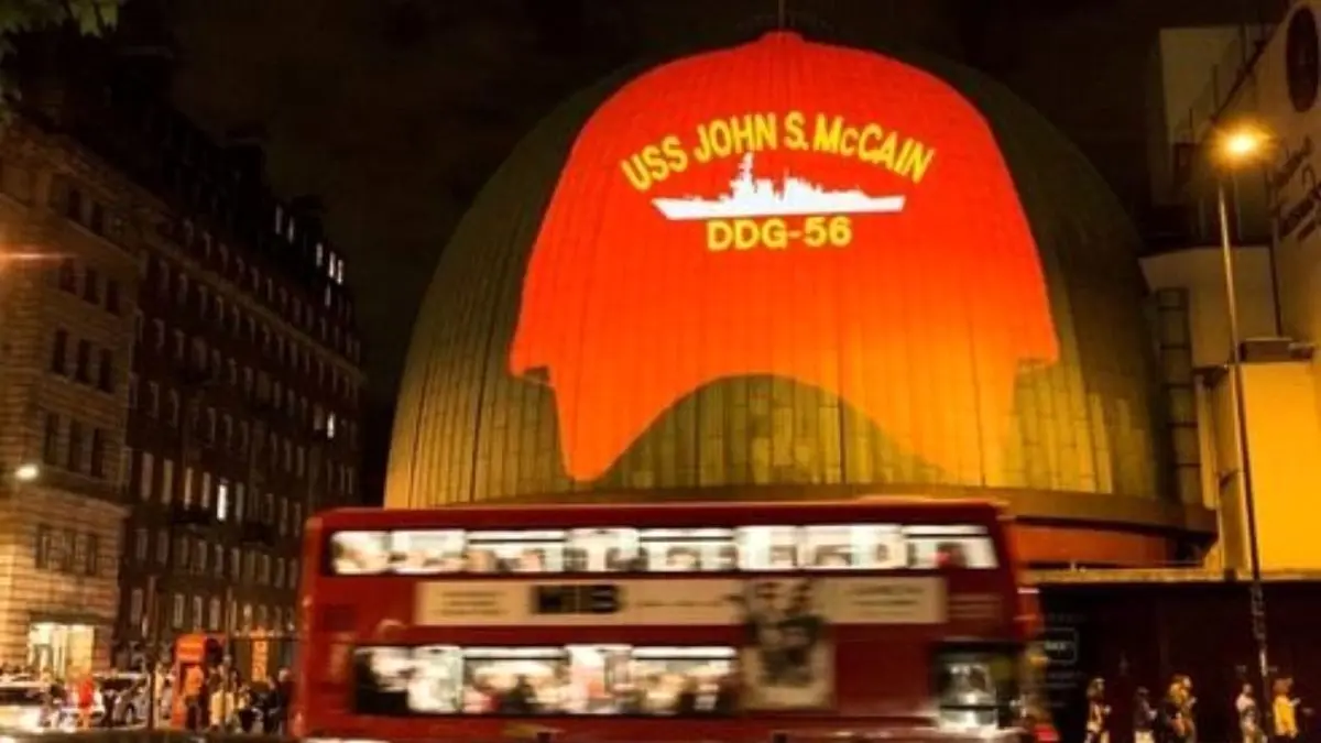 فعالان ضد ترامپ تصویری از ناو جان مک‌کین را در لندن به نمایش گذاشتند