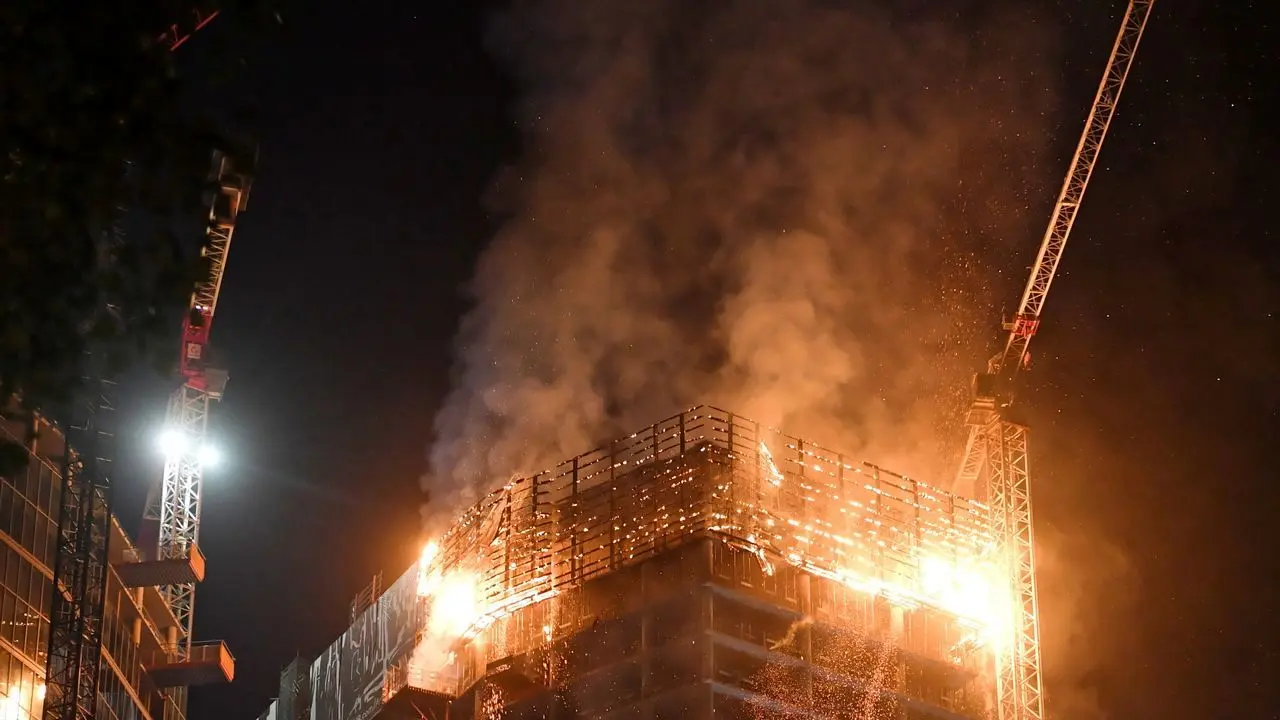 آتش‌سوزی آسمانخراش در حال ساخت در ورشو + ویدئو