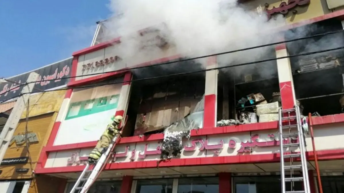 آتش به جان انبار ابزار و یراق در شرق تهران افتاد